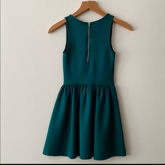 Sleeveless dress with zip back - Picture 2 of 2